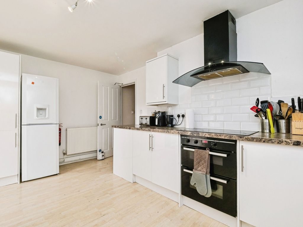 Five-bedroom house property photo 5
